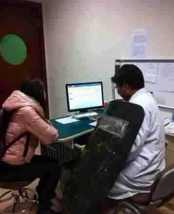 世界奇闻: 纽时中文网一记者发的图片：上海某医院急诊科，医生扛盾牌接诊病人